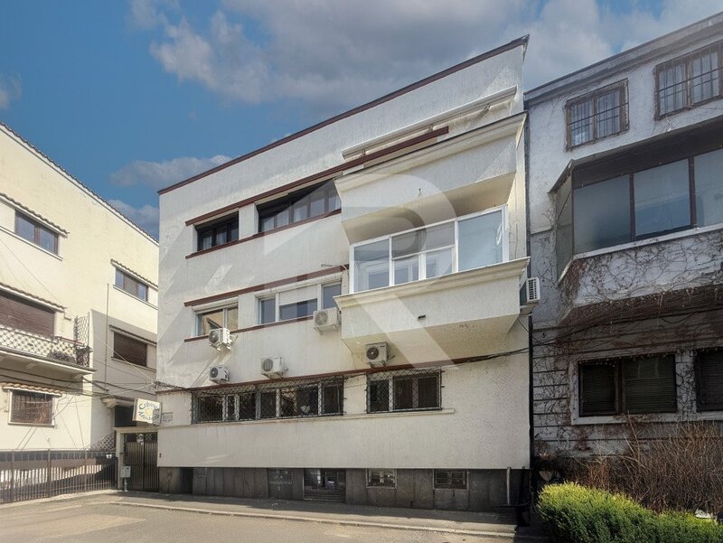 Trei camere, apartament neoclasic in inima Bucurestiului, o poveste de arhitectura si eleganta.