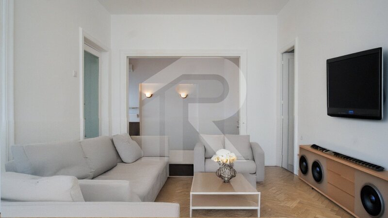 Trei camere, apartament neoclasic in inima Bucurestiului, o poveste de arhitectura si eleganta.